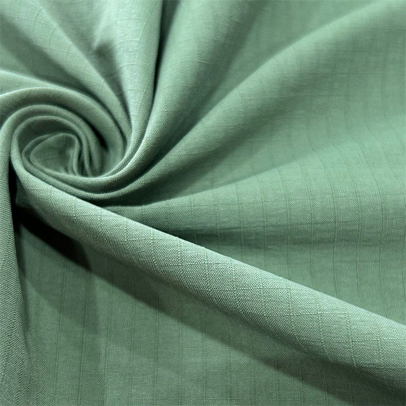 Tissu Taffeta à étirement à déformation à carreaux mat 70D+40D*160D+160D/2 Pour les vêtements extérieurs