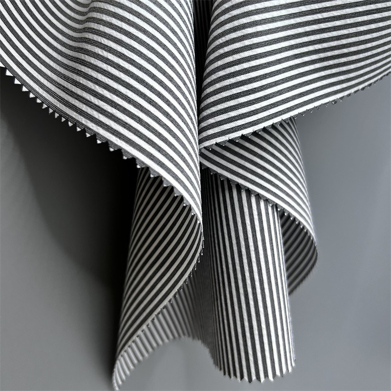 150D Tissu à bande verticale de polyester recyclé cationique effet de double teinte dans les pantalons et les fesses