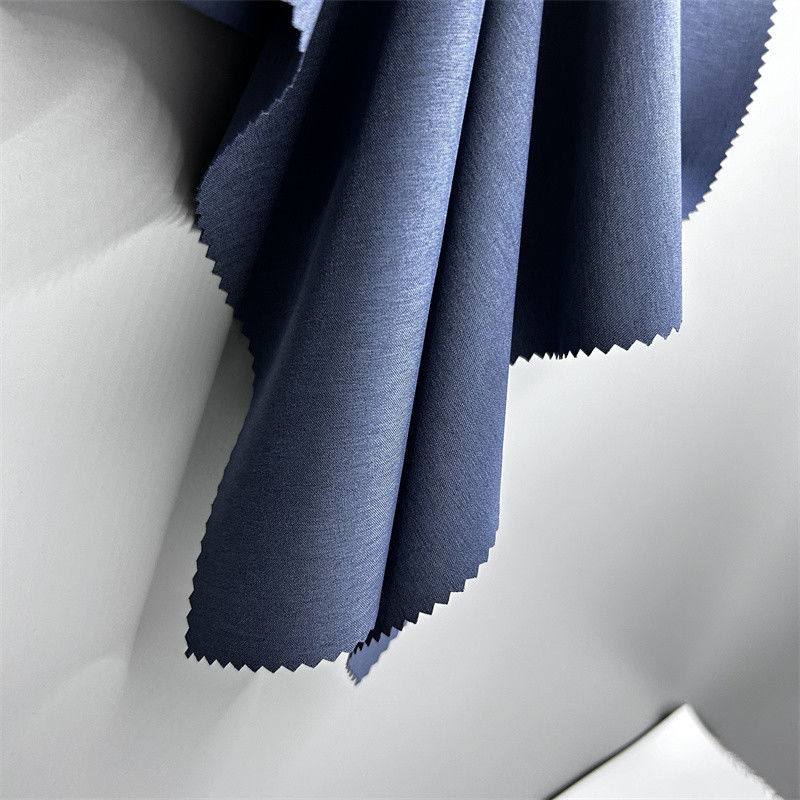 Tissu polyester cationic à double couche de double couche avec effet de tissu à double teinte à quatre voies