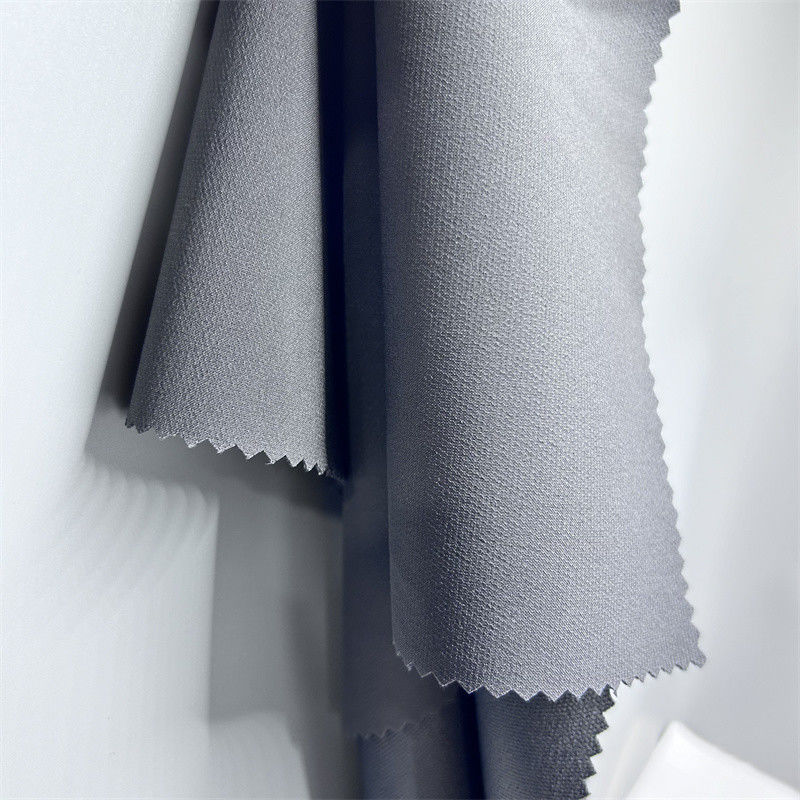 Tissu de randonnée en nylon mat avec chaîne double épaisse sensation de la main pour la fabrication de vêtements de randonnée en plein air