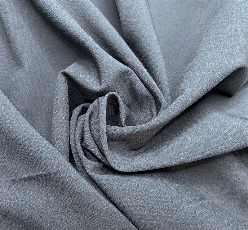 Tissu de randonnée en nylon mat avec chaîne double épaisse sensation de la main pour la fabrication de vêtements de randonnée en plein air